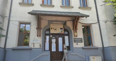 Stire din Social : Comoara din curtea Colegiului "Mihai Eminescu", lăsată uitării! "Încercăm să o protejăm cum putem!"
