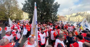 Stire din Social : Le-a ajuns cuţitul la os! Ambulanţierii au ieşit în stradă ca să-şi ceară drepturile