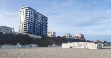 Stire din Social : Programul beach-barurilor, motiv de supărări. "Vrem turism ca în afară, nu cu două legături de stuf, scânduri refolosite și prețuri umflate!"