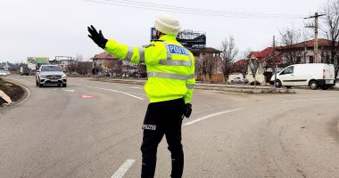 Stire din Eveniment : Probleme cu noua uniformă a polițiștilor. "Pantalonii s-au rupt după o lună, iar inscripțiile s-au dezlipit"
