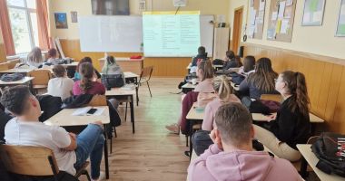 Stire din Cultură-Educație : "Schismă" în Educație? Pro și contra Religiei la Bacalaureat. Elevii contestă propunerea cultelor