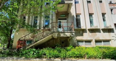 Stire din Social : Peisaj de „vis”, pictat în nuanţe cenuşii: mizerii şi degradare în jurul fostei secţii de Oftalmologie
