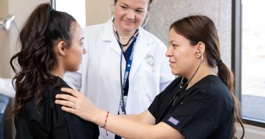 Stire din Social : Şcolile postliceale sanitare, rampă de lansare şi pentru agramaţi sau chiulangii