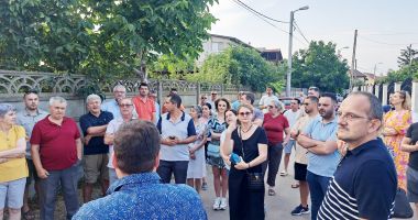 Stire din Social : Locuitorii din Palazu Mare și-au strigat supărarea în stradă: "Nu avem parcuri, dar se ridică blocuri!"