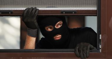 Stire din Eveniment : Viața bate filmul la Medgidia: un hoț și-a făcut buletin pe numele verișorului său, mort în urmă cu 19 ani!