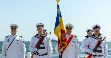 Stire din Eveniment : Faleza Cazinoului din Constanța a fost plină de spectatori, de Ziua Marinei Române