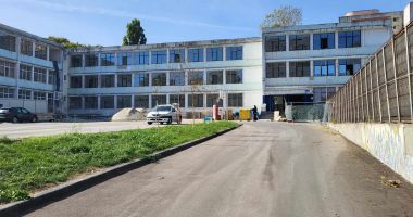 Stire din Social : Scapă profesorii și elevii de frigul din clase? Liceul Teoretic "Decebal", reabilitat după 53 de ani
