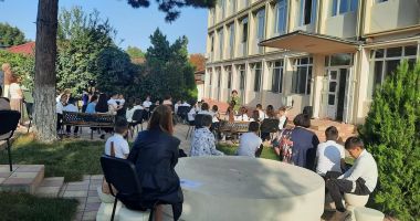 Stire din Cultură-Educație : Anchetă la Școala "Constantin Brâncuși" din Medgidia. "Pentru renumele instituției merg și la președintele României!"
