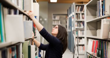 Stire din Social : Angajații muzeelor și bibliotecilor, pregătiți de protest: "În teritoriu sunt salarii mai mici decât în București"