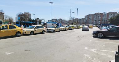 Stire din Eveniment : "Pirații" de la Marea Neagră. Cum se folosesc foștii taximetriști de mașinile galbene pentru a face bani