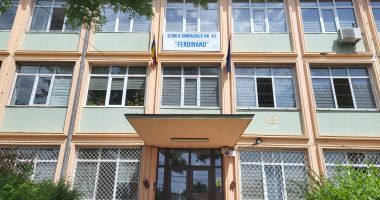 Stire din Cultură-Educație : Revolta părinților de la Școala 43! Au refuzat să-și mai ducă la clasă copiii, din cauza agresivității unui elev
