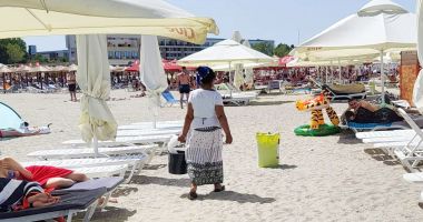 Stire din Social : Porumbul și gogoșile vânzătorilor ambulanți, boală curată! "Sunt bâzâite de muște"
