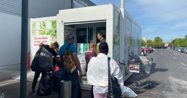 Stire din Social : Oamenii străzii acaparează aparatele de reciclare! "Se ceartă cu toți și devin agresivi"