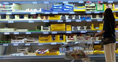 Stire din Social : Măsuri disperate pe rafturile magazinelor, de teama hoților. "Am ajuns să punem sigilii pe salam!"