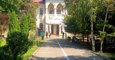 Stire din Cultură-Educație : Tupeul părinților investitori în învățământ a intrat în acțiune. "Cine-mi dă banii înapoi dacă plec din clasă?"