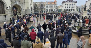 Stire din Eveniment : Constănțenii au transformat Ziua Unirii într-un protest. "Iohannis, lasă-ne!"