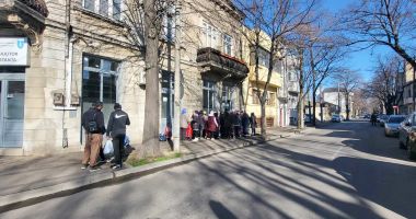 Stire din Social : Colegi de suferință la cantina socială. Vă vine să credeți? Sunt oameni care trăiesc cu 22 de lei pe zi!