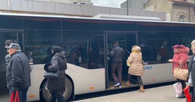 Stire din Social : Călători disperați de duhoarea din autobuzele CT Bus, devenite refugiu pentru oamenii străzii