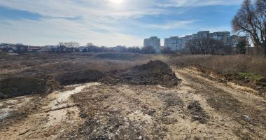 Stire din Social : Groapa stadionului "Farul", transformată în depozit de gunoi și adăpost pentru câini