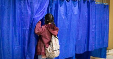 Stire din Politică-Administrație : Vot crucial! Românii își aleg președintele, dar și viitorul țării pentru următorii cinci ani