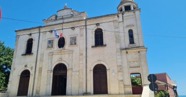Stire din Social : Autorităţile se mişcă precum melcul! Teatrul de Copii şi Biserica Greacă din Constanţa, la un pas de prăbuşire!