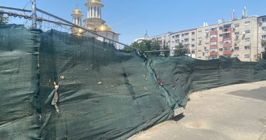 Stire din Social : Șantierul parcului de la Galeriile Soveja, într-un punct critic. „Se lucrează, însă cu frâna de mână trasă“
