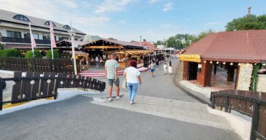 Stire din Social : Turiştii se lasă aşteptaţi! Satul de Vacanţă, cândva plin de viaţă, acum este aproape pustiu