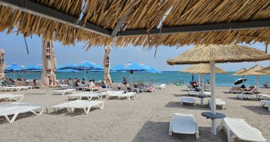 Stire din Social : Hotelierii scad prețurile ca să umple camerele. All inclusive cu reduceri, chiar în vârful sezonului