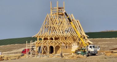 Stire din Social : Dispută privind biserica ridicată de Gigi Becali în aria protejată de lângă lacul Techirghiol. „Voi continua construcția”