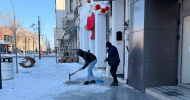 Stire din Social : Trotuarele, transformate în capcane. Poliția Locală somează, nu amendează!