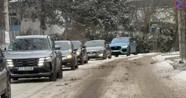 Stire din Social : Oraș paralizat de zăpadă. Unde au fost utilajele de deszăpezire la prima oră?