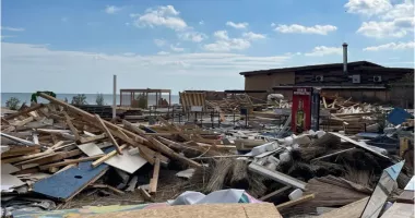 Stire din Social : Operatorii de plajă din Năvodari acuză Apele Române! „Se acționează cu exces de putere”