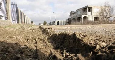 Stire din Social : Cartier rezidențial doar pe hârtie! Plătesc taxe, dar merg prin noroi