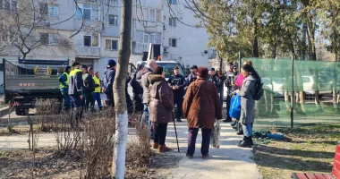 Stire din Social : Tensiuni la cote maxime! Locuitorii din zona Abator s-au pus în fața drujbelor pentru a salva copacii