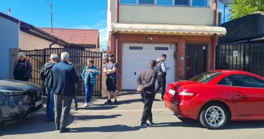 Stire din Social : Revoltă după noile reguli de circulație. Locatarii din Km 5 acuză Primăria că le complică viața