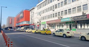 Stire din Social : Eterna rivalitate dintre taximetrie și transportul alternativ! "Noi am plătit taxe, alții s-au îmbogățit"