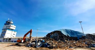 Buldozere, excavatoare, ziduri la pământ! "Bombardament" la Aeroportul Internaţional Mihail Kogălniceanu - 4