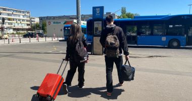 Stire din Social : Valuri, valuri, tinerii dau startul sezonului estival și distracției pe litoral