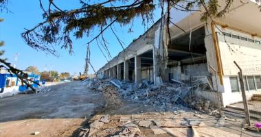 Buldozere, excavatoare, ziduri la pământ! "Bombardament" la Aeroportul Internaţional Mihail Kogălniceanu - 5
