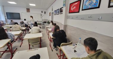 Stire din Cultură-Educație : Măi să fie! Au început să ceară profesorii din Constanța simulări județene?