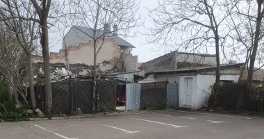 Stire din Eveniment : Adăposturi ilegale în Constanța. Oameni ai străzii ocupă clădiri abandonate