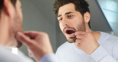 Stire din Sănătate : Probleme ce duc la apariţia petelor şi veziculelor la nivelul gingiilor