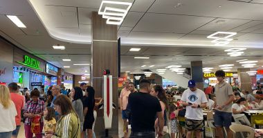 Stire din Social : Mall-urile, luate cu asalt de turiști în zilele ploioase. "Este plictisitor și aglomerat"