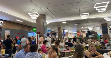 Mall-urile, luate cu asalt de turiști în zilele ploioase. "Este plictisitor și aglomerat" - 2