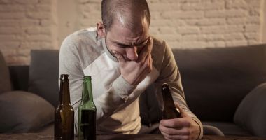 Stire din Sănătate : Băuturile alcoolice vă atacă smalțul. Protejați-vă dinții înainte să fie prea târziu!