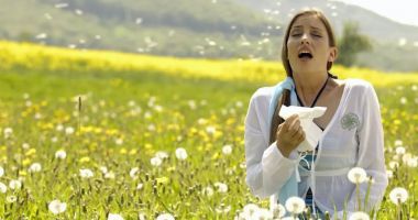 Stire din Sănătate : Feriți-vă de alergiile de sezon! Cu ce simptome vă puteți confrunta