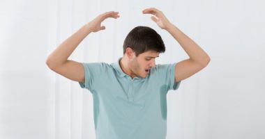Stire din Sănătate : Alimente și băuturi care te fac să transpiri excesiv și să miroși urât