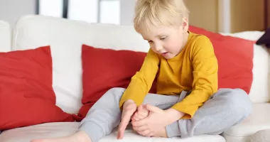 Stire din Sănătate : Semnele artritei juvenile. Ce trebuie să știți despre afecțiunile articulațiilor la copii