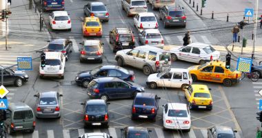 Stire din Economie : Guvernul îngheață tarifele RCA pentru încă o jumătate de an