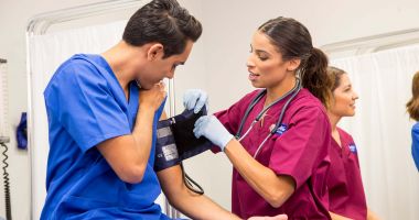 Înapoi la şcoală! Asistenţii medicali ar putea fi obligaţi să-şi continue studiile - 2